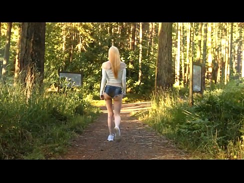 ❤️ Ilus naine liigub aeglaselt, mitte alasti video Pornovideo at us ❌️